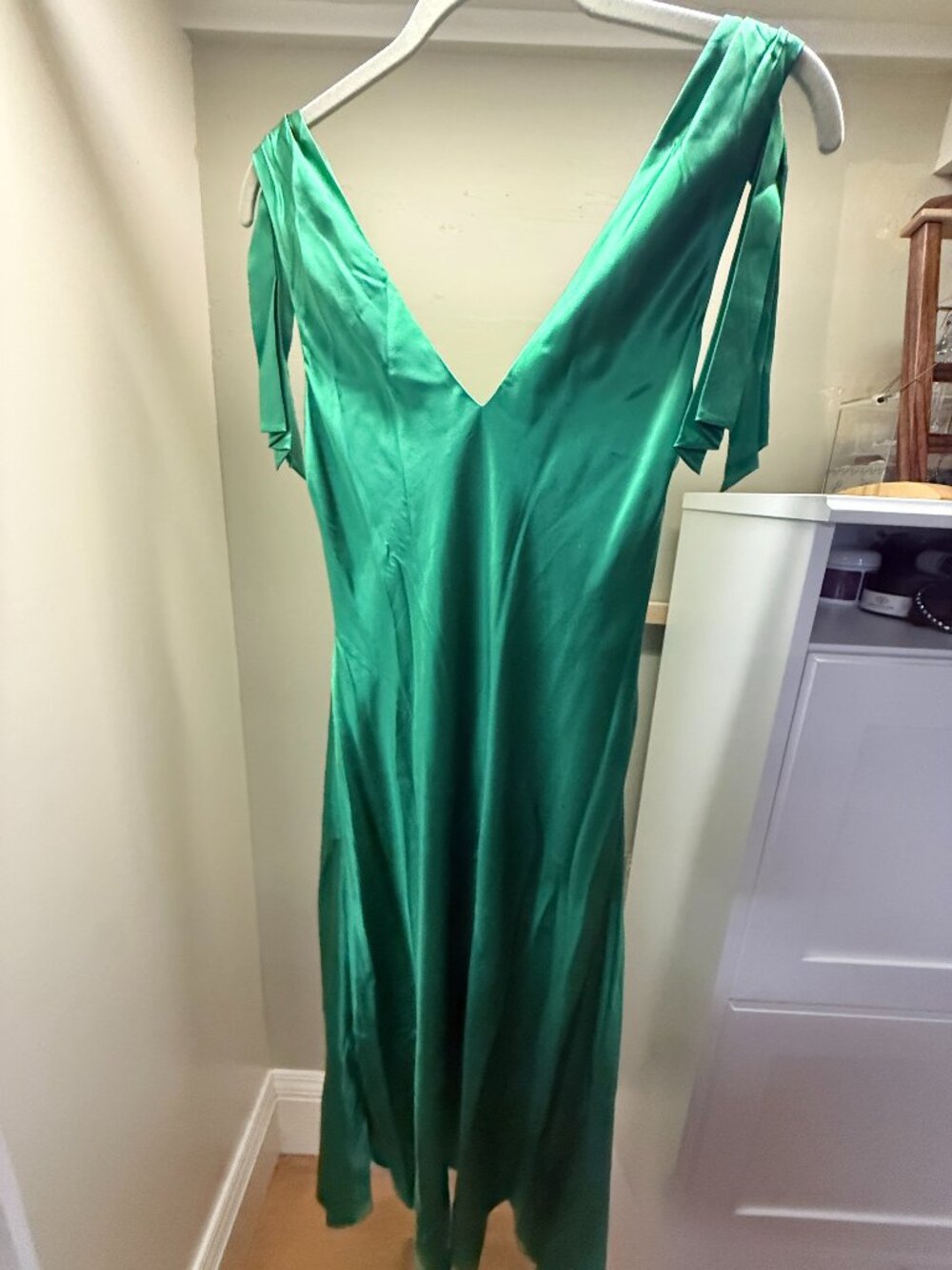 BCBG MaxAzria 100% Silk Green V-Neck Dress